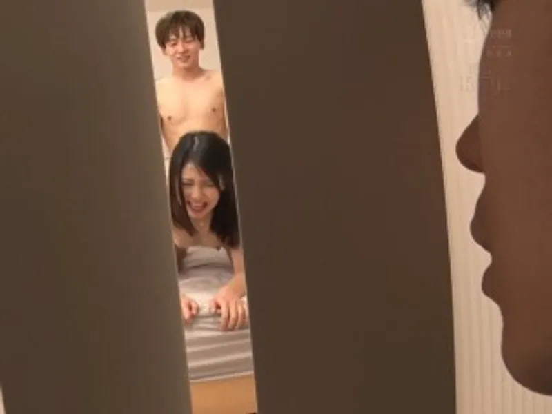 Thanh niên đang vụng trộm với chị gần nhà thì anh ông xã về...