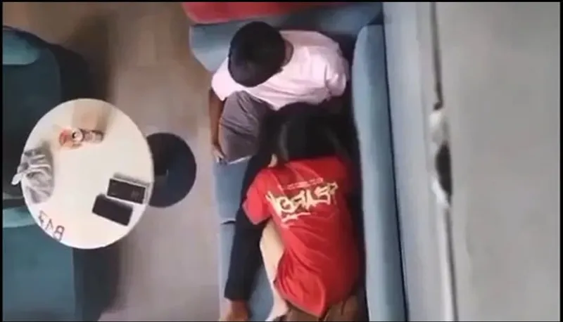 Quay lén nhân tình bú bú cho người yêu nơi công cộng