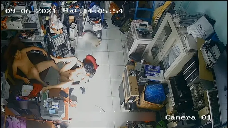 Người vợ chồng nắc nhau trong của hàng máy tính