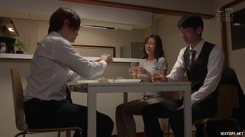 đến nhà cấp trên ở nhờ, ép làm tình luôn cô vợ sếp