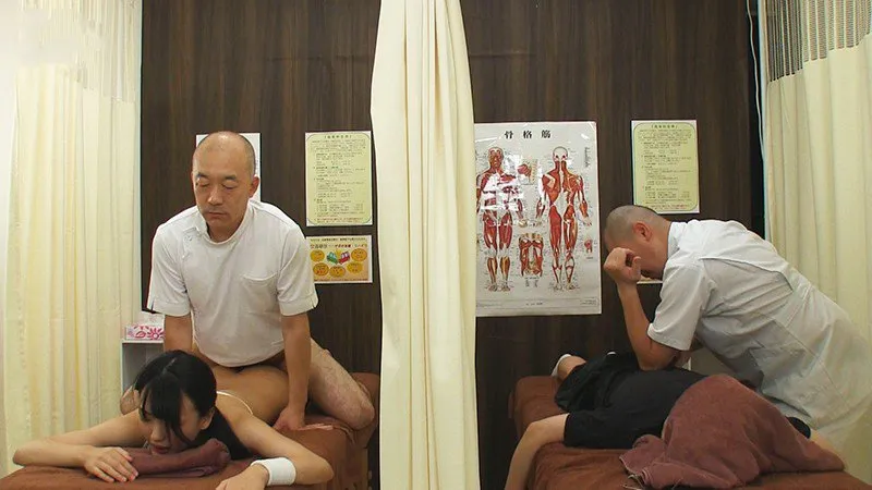 Dẫn bạn gái đi mát-xa rồi bị nện cạnh bên mà không hề hay biết