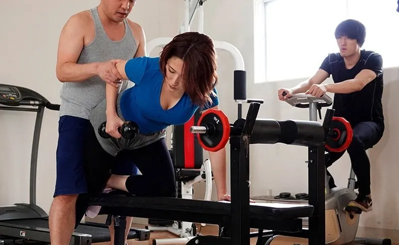 Gã chồng phát hiện bà xã địt nhau với huấn luyện viên thể hình