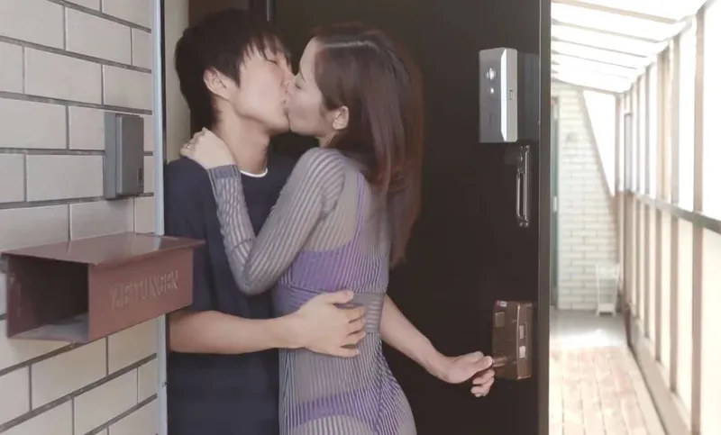 Người phụ nữ nhà bên với chiếc quần lót lọt khe và cậu nhóc nhà bên may mắn