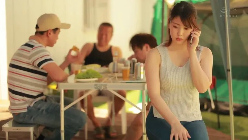 Chồng yêu khờ để người vợ tham gia sự kiện cắm trại với mấy gã cạnh bên nhà và cái kết