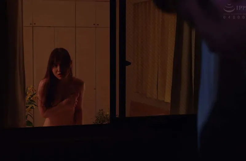 Cô nàng cạnh nhà chồng anh xã nhà cạnh bên thường xuyên thay đồ ở ngay cửa sổ