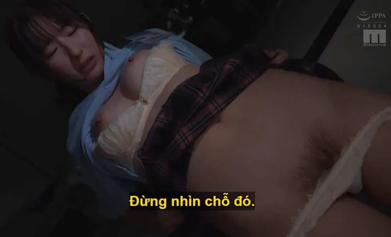 Ông chủ mưu đồ quan hệ với cô nhân viên kiêu kỳ lười nhác, suốt ngày chỉ chăm chăm nhắn tin yêu đương với người yêu.